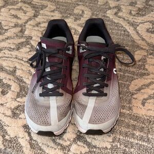 ON women’s sneaker size 8